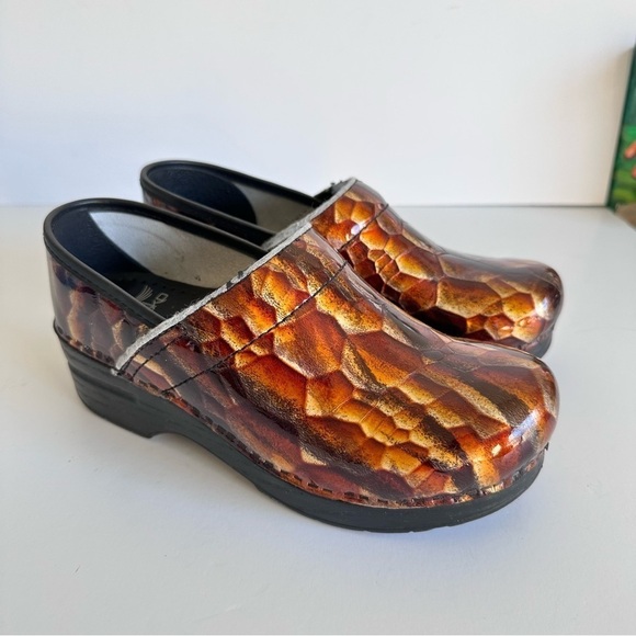 Dansko Professional Tiger Eye Reptile Print Metallic Patent Leather Clogs Sz 6.5 - Picture 1 of 8